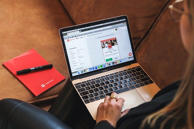 5 Ways To Get Money for College Women doing job while studying or work-study job