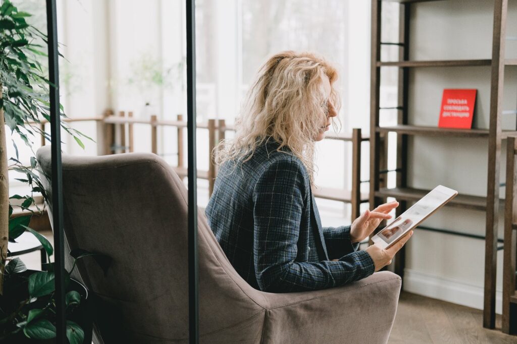 Finding The Best Social Media Management Tools Women looking on her iPad to find the best social media management software